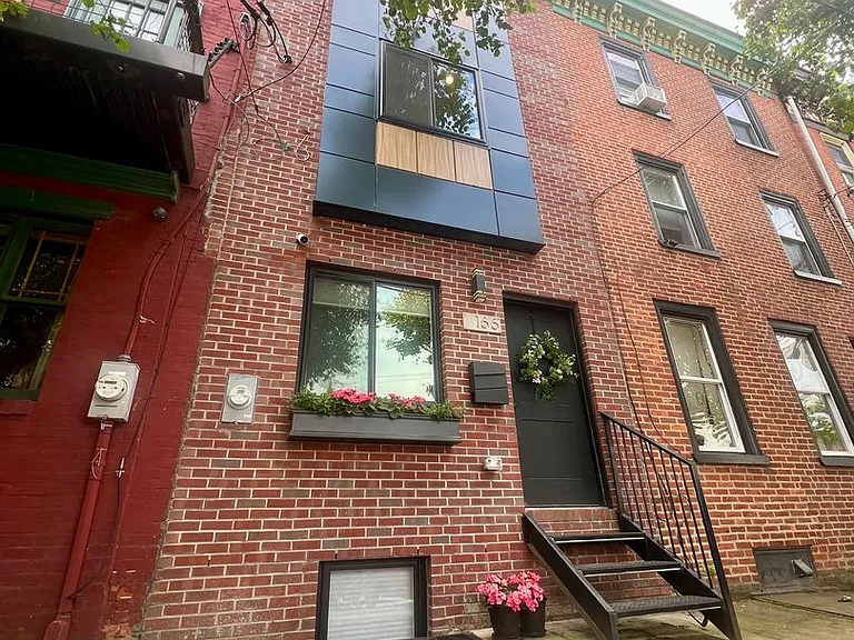 166 W Laurel St — Photo 2