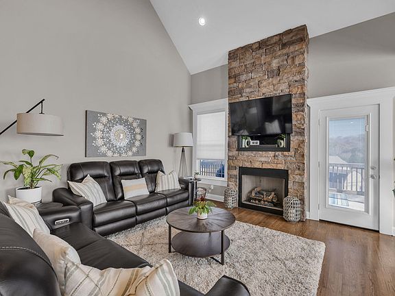 3rd image of 6084 Breezy Hollow Ln