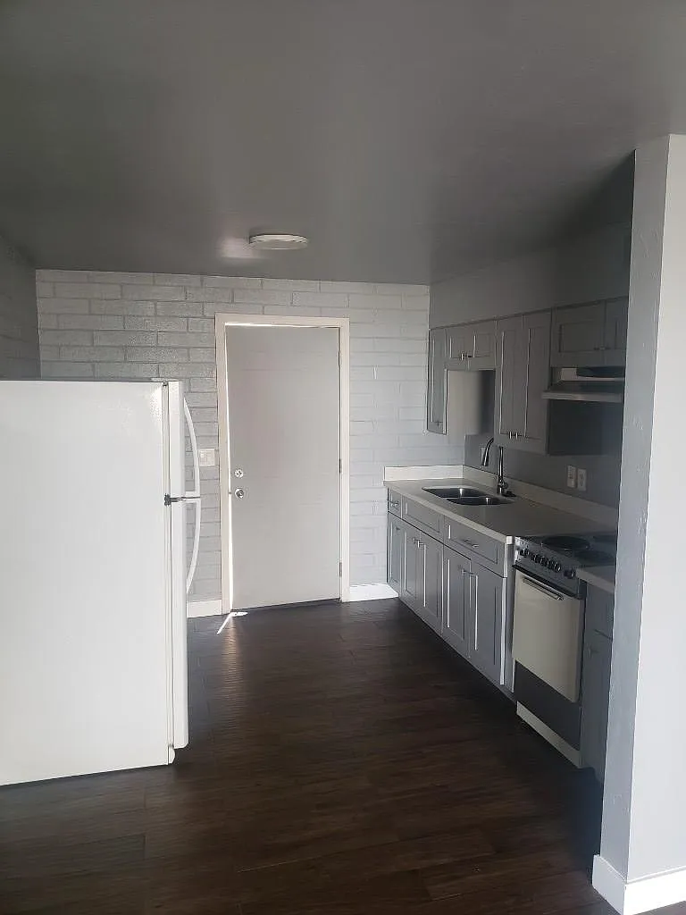 Los Angeles Apartments — Photo 2