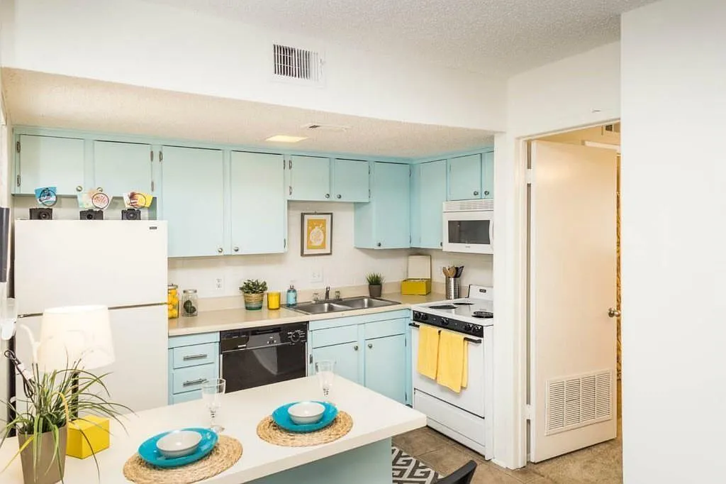 1 bed, 1.0 bath, 400 sqft, $925 — Photo 2