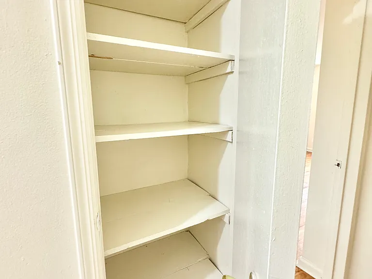 1545 Rhinelander Ave #4 — Photo 9