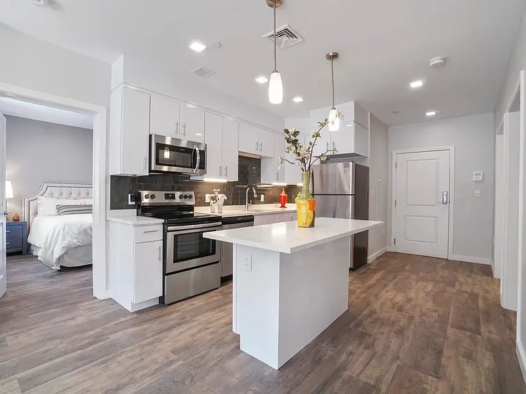 10 Essex — Photo 1