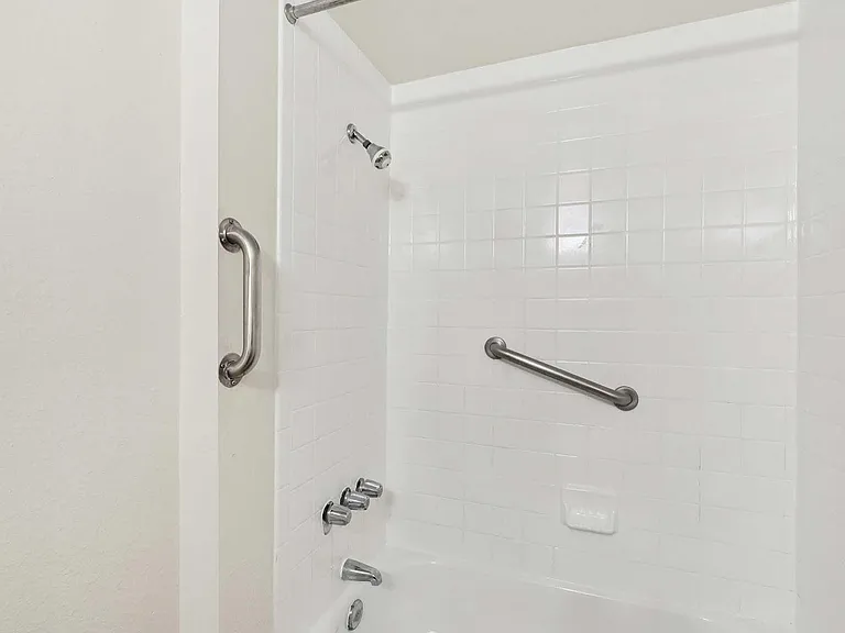 12-web-or-mls-E_Hampton_St_-_Unit_207_-_012
