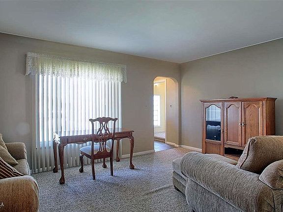4th image of 22930 Edgewater St