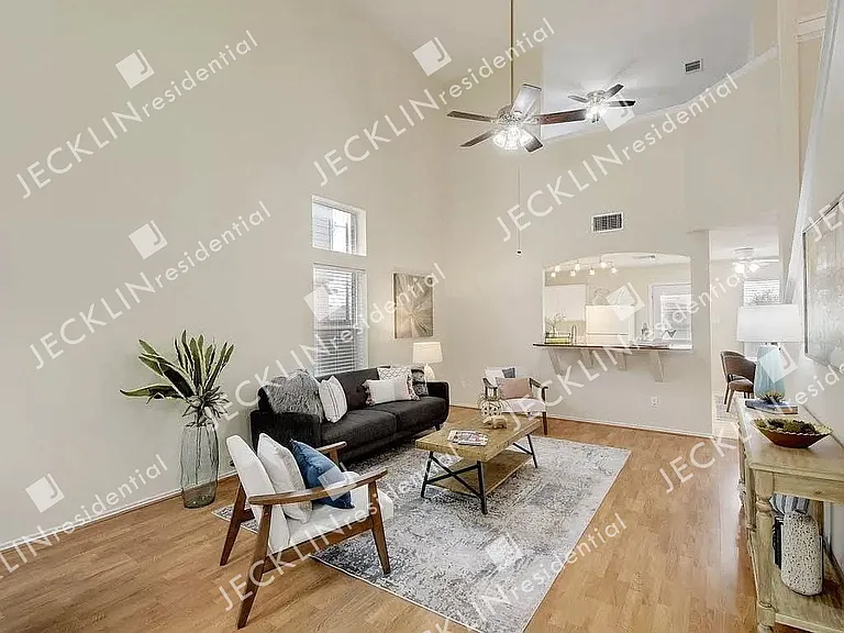 206 Mossy Rock Dr — Photo 4