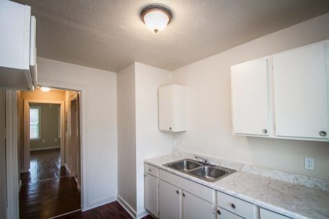 5th image of 936 Poinsettia St