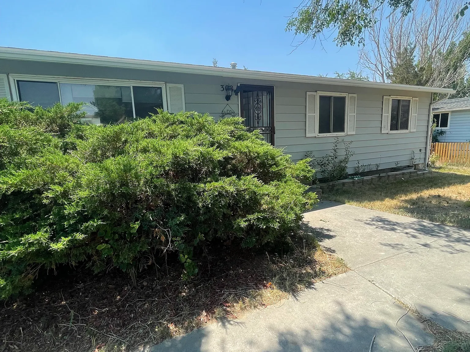 3 bed, 1.5 bath, 2464 sqft, $1,600 — Photo 1