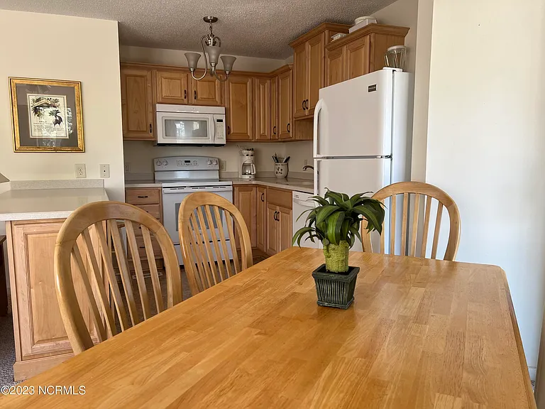 207 Foxkroft Dr — Photo 10