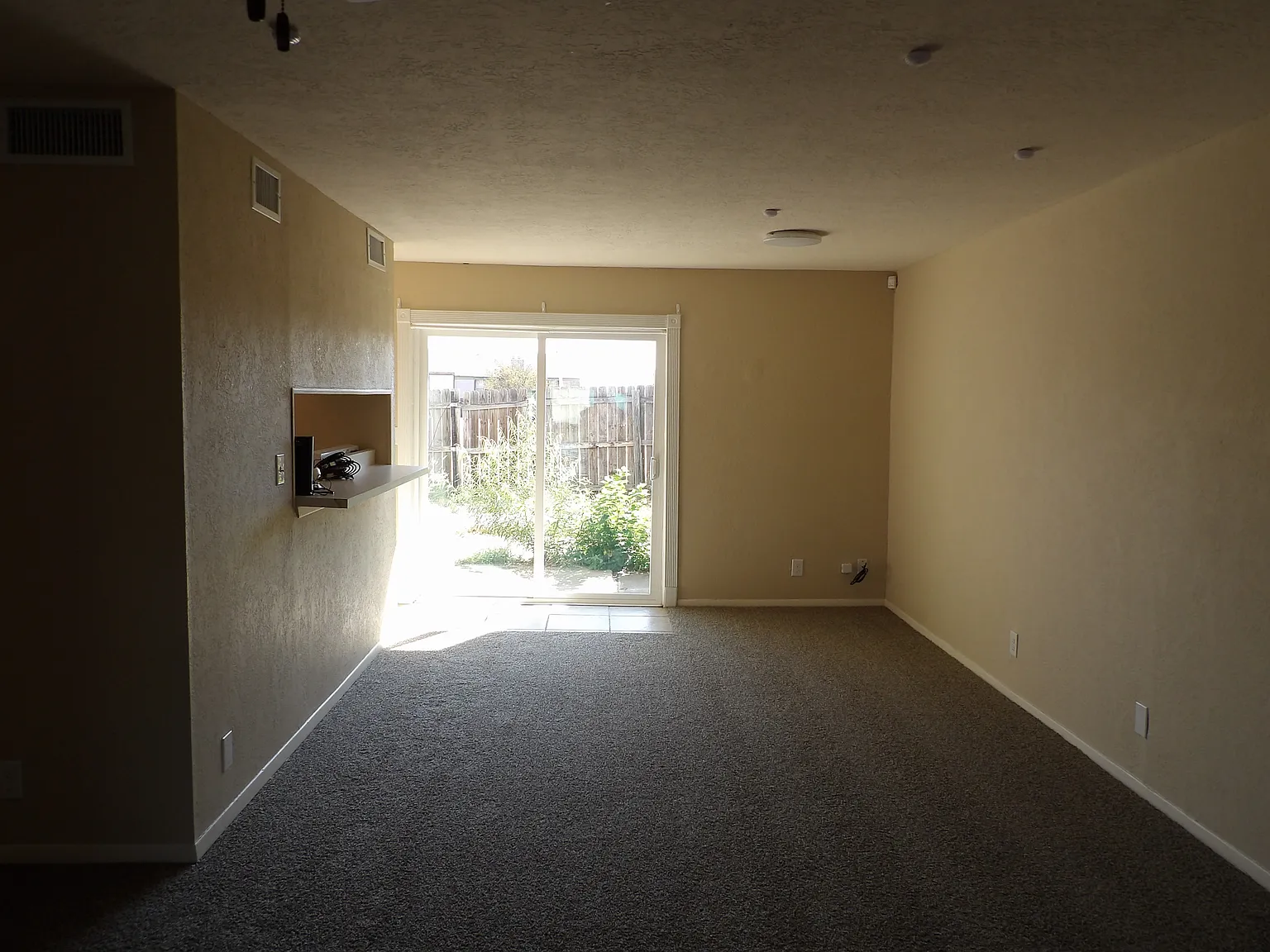 2 bed, 1.5 bath, 1408 sqft, $995 — Photo 2