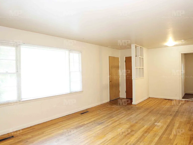609 W Prospect Rd — Photo 2