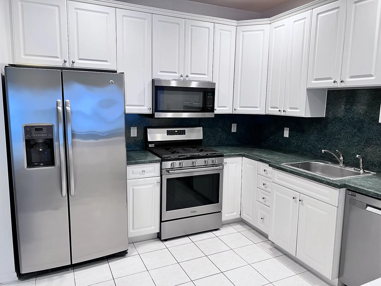 3 bed, 2024 sqft, $3,800 — Photo 2