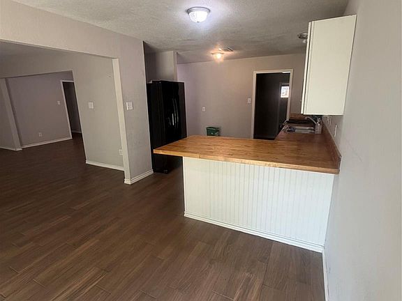 3rd image of 1609 Camille St
