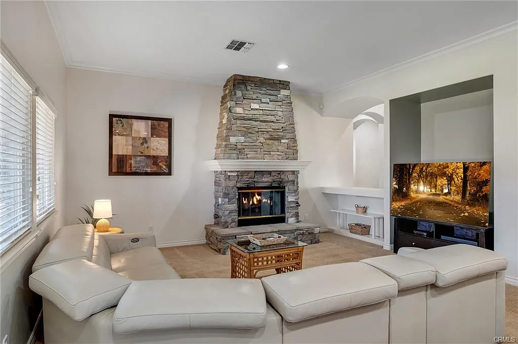 3 bed, 2550 sqft, $3,295 — Photo 1