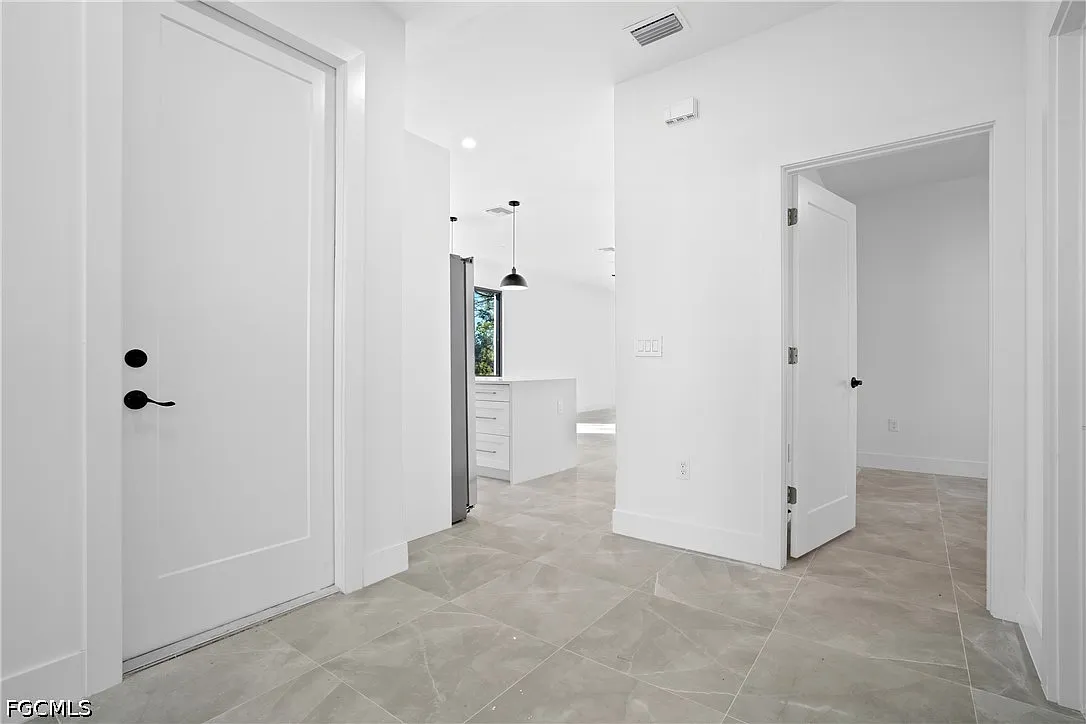 3 bed, 2.0 bath, 1325 sqft, $2,000 — Photo 3