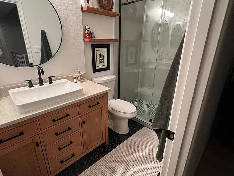 Full bath upstairs