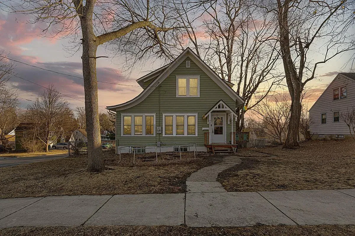 3 bed, 1.0 bath, 1742 sqft, $1,300 — Photo 2