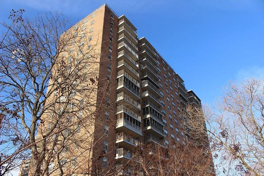 2652 Cropsey Ave APT 10A photo 1