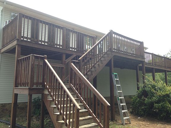 Huge Balcony on entire rear