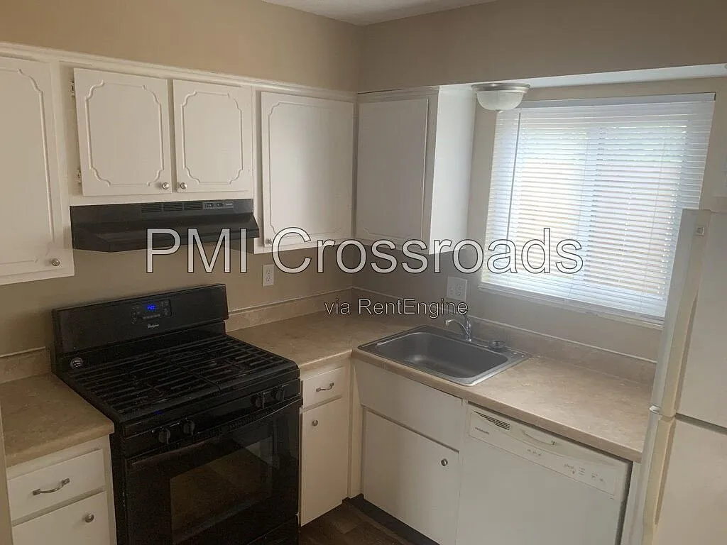 2 bed, 1.5 bath, 660 sqft, $1,470 — Photo 2