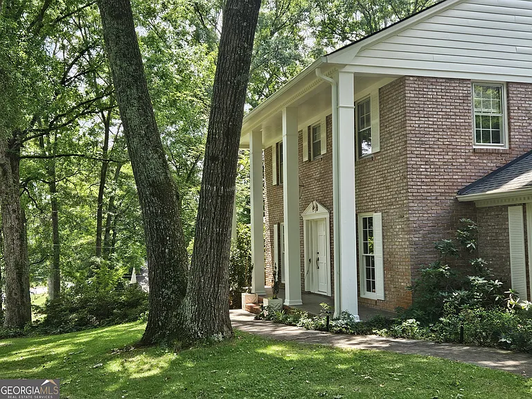 615 Kings Rd — Photo 4