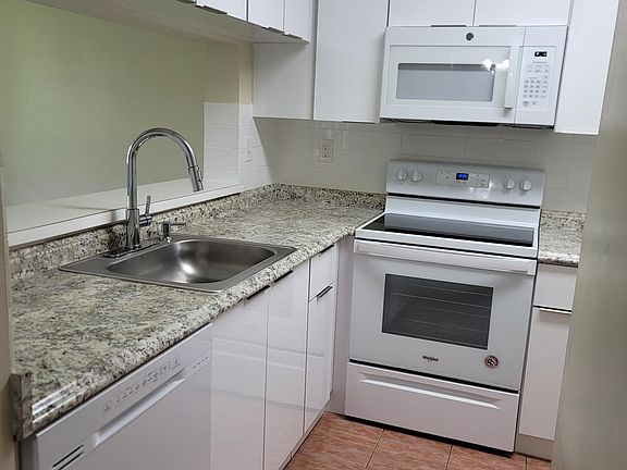 5th image of 892 NW 92nd Ave