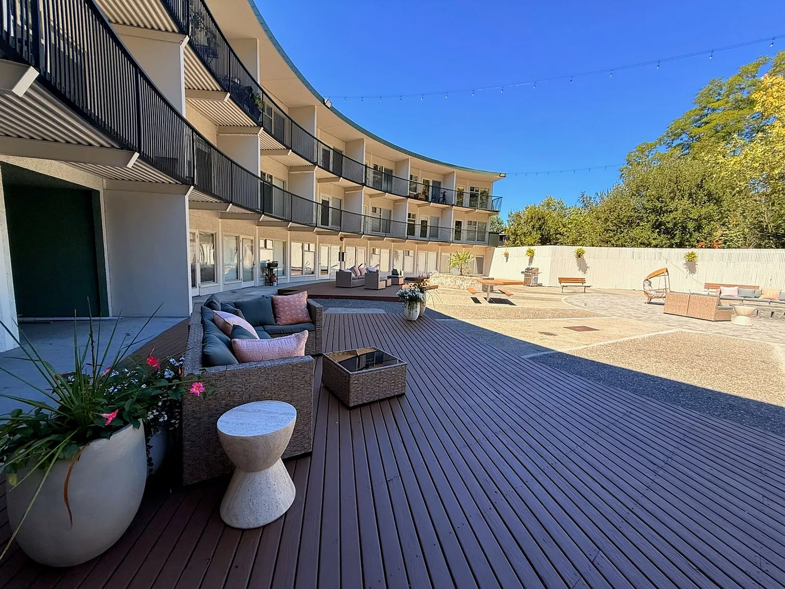 Crescent Apartments — Photo 3