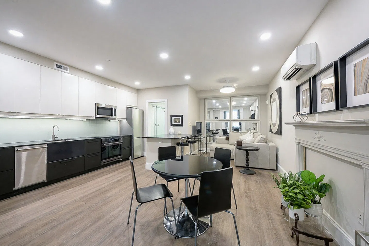 1 bed, 1.0 bath, 602 sqft, $3,691 — Photo 2