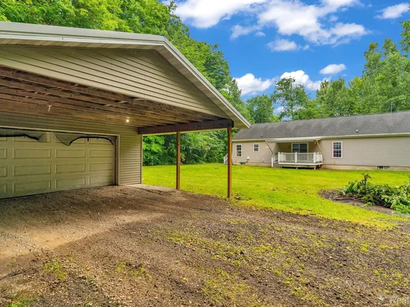 6917 Chase Lake Rd, Fowlerville, MI 48836