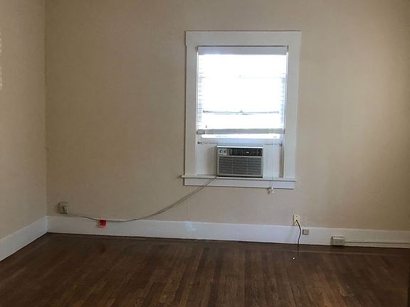 3rd image of 827 24th St APT 04