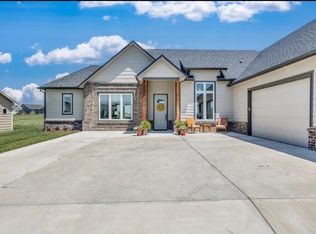 1422 N Emerald Valley Dr, Mulvane, KS 67110