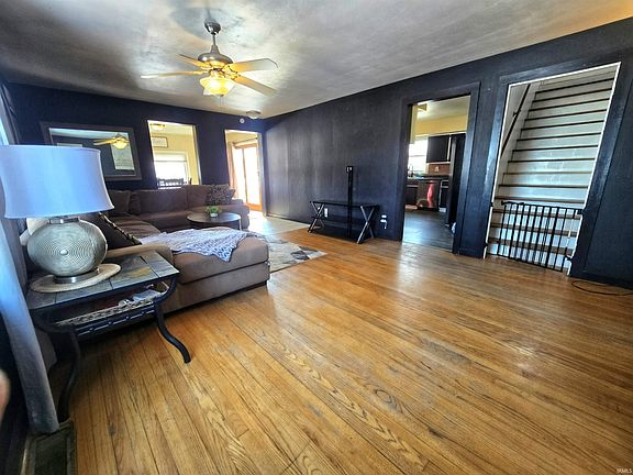 5th image of 230 E Chestnut St