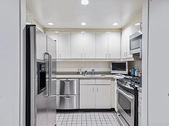 4th image of 135 W 70th St APT 8B