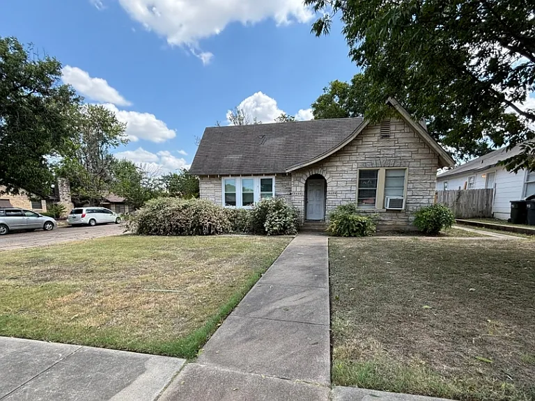 2402 Proctor Ave — Photo 11