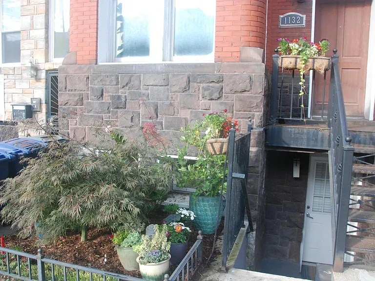 Lovely, maintained garden by your entrance.