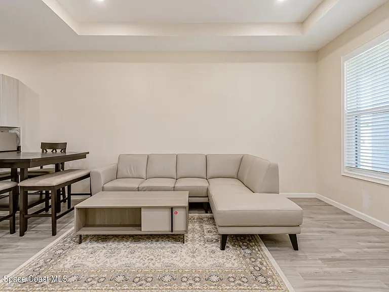 209 E Avenue B — Photo 6