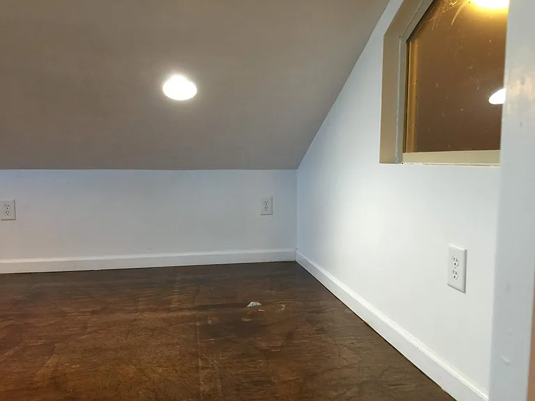 1028 W Hickory St — Photo 8