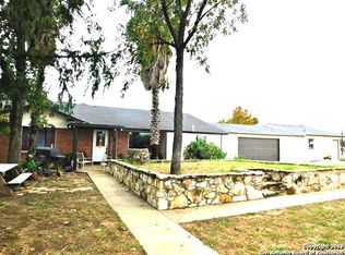 905 Devine Dr, Devine, TX 78016