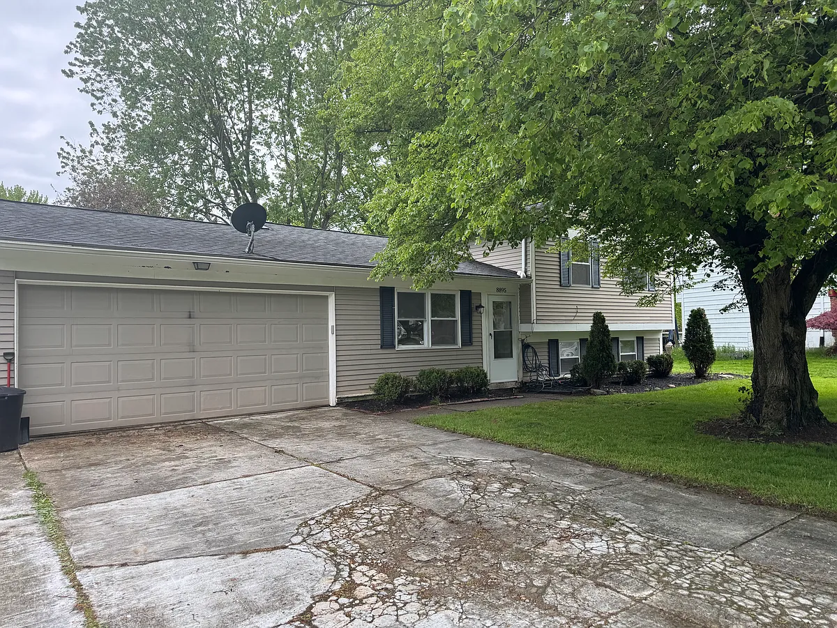 Building Photo - 8895 Fairlane Dr