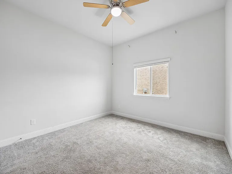439 Montrose Dr — Photo 17