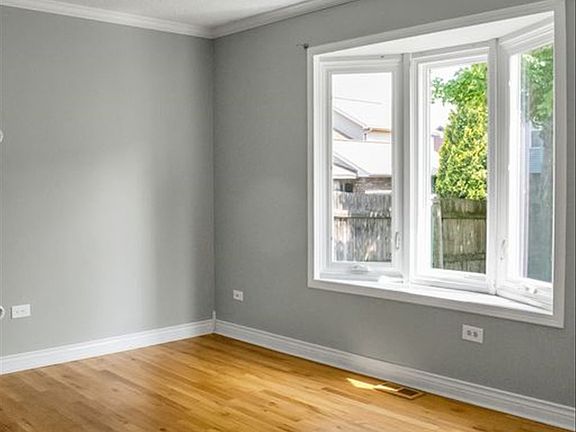 4th image of 9315 Hawthorne Ln