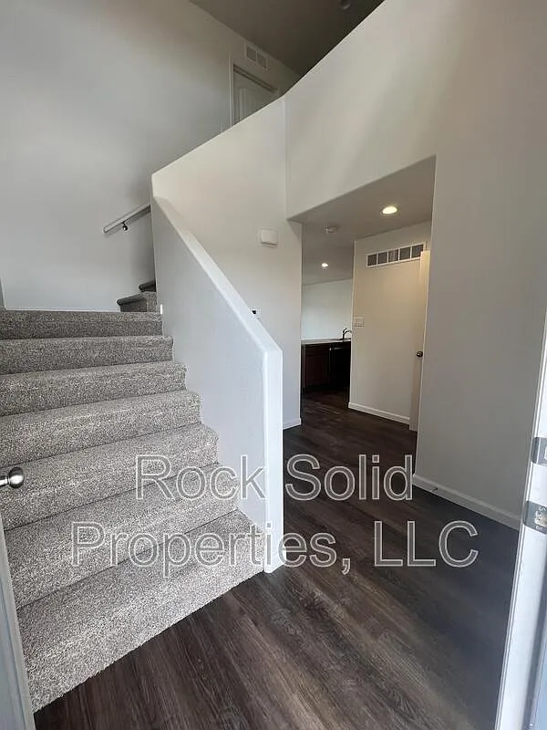 3 bed, 2.5 bath, 1568 sqft, $2,250 — Photo 2