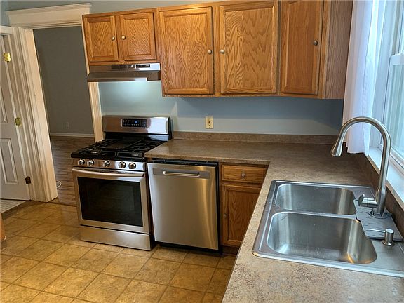 4th image of 487 Parsells Ave