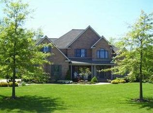 14 Marthas Vineyard Dr, Fredonia, NY 14063