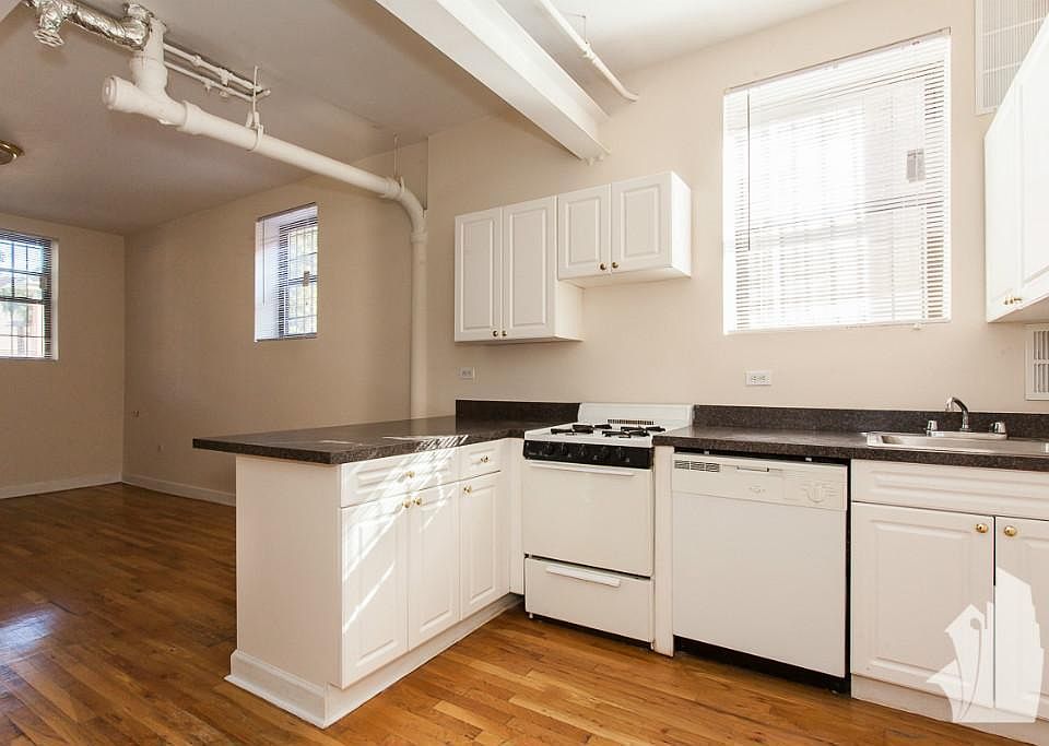 1st image of 1101 W Wellington Ave APT 3J