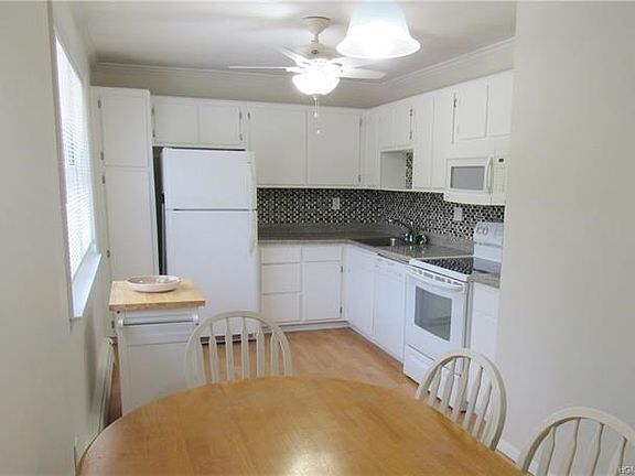 Bright Eat-in Kitchen