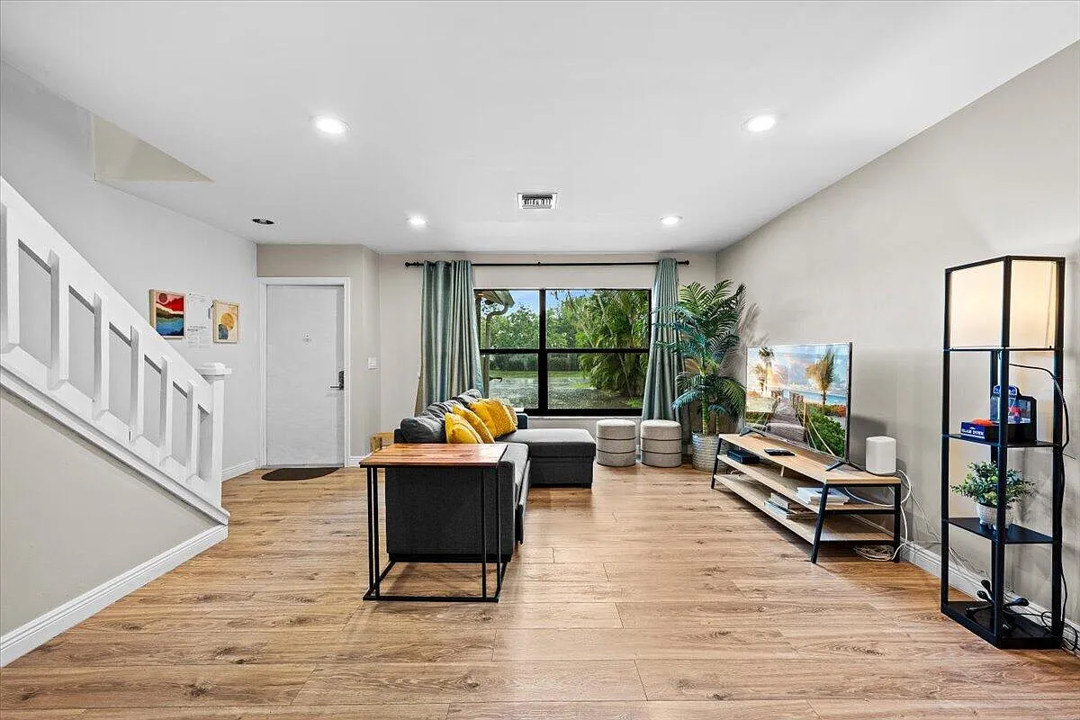 2 bed, 2.5 bath, 1432 sqft, $4,300 — Photo 2