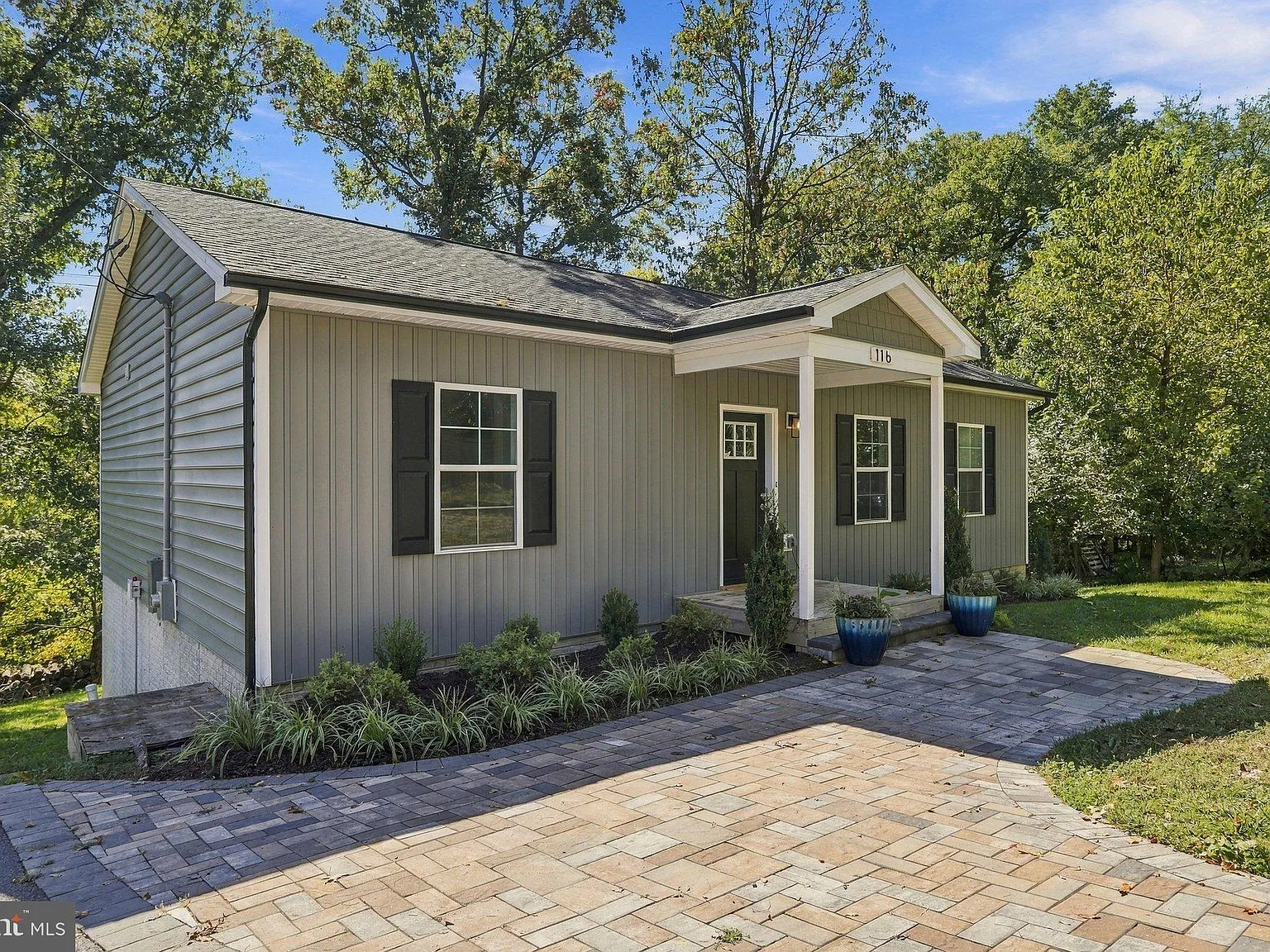3 bed, 3.0 bath, 2115 sqft, $2,100 — Photo 2