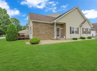 106 Clearwater Dr, Ellwood City, PA 16117