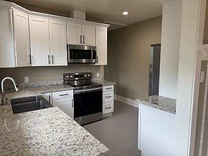 5th image of 902 Washington Ave #4
