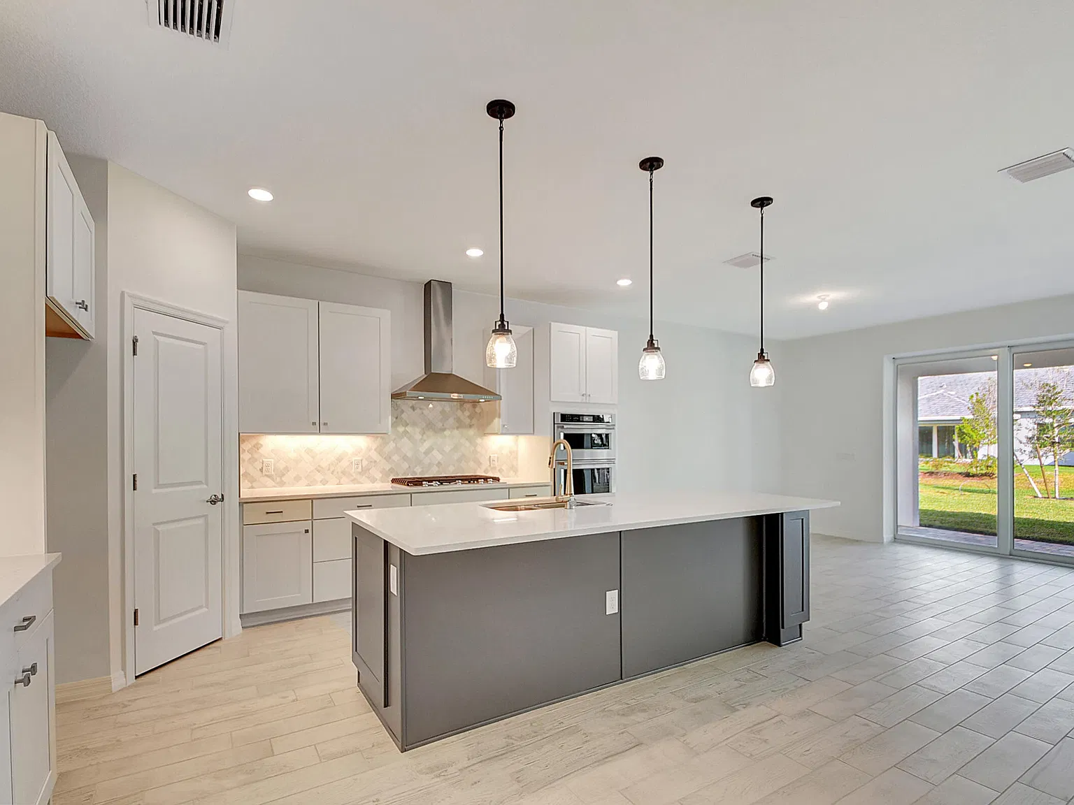 5 bed, 4.0 bath, 2930 sqft, $5,250 — Photo 3